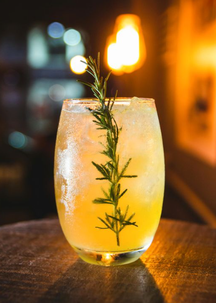 Bar à cocktails et barman